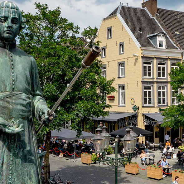 Café Brasserie Capital daarna naar Café 't Rozenhoedje